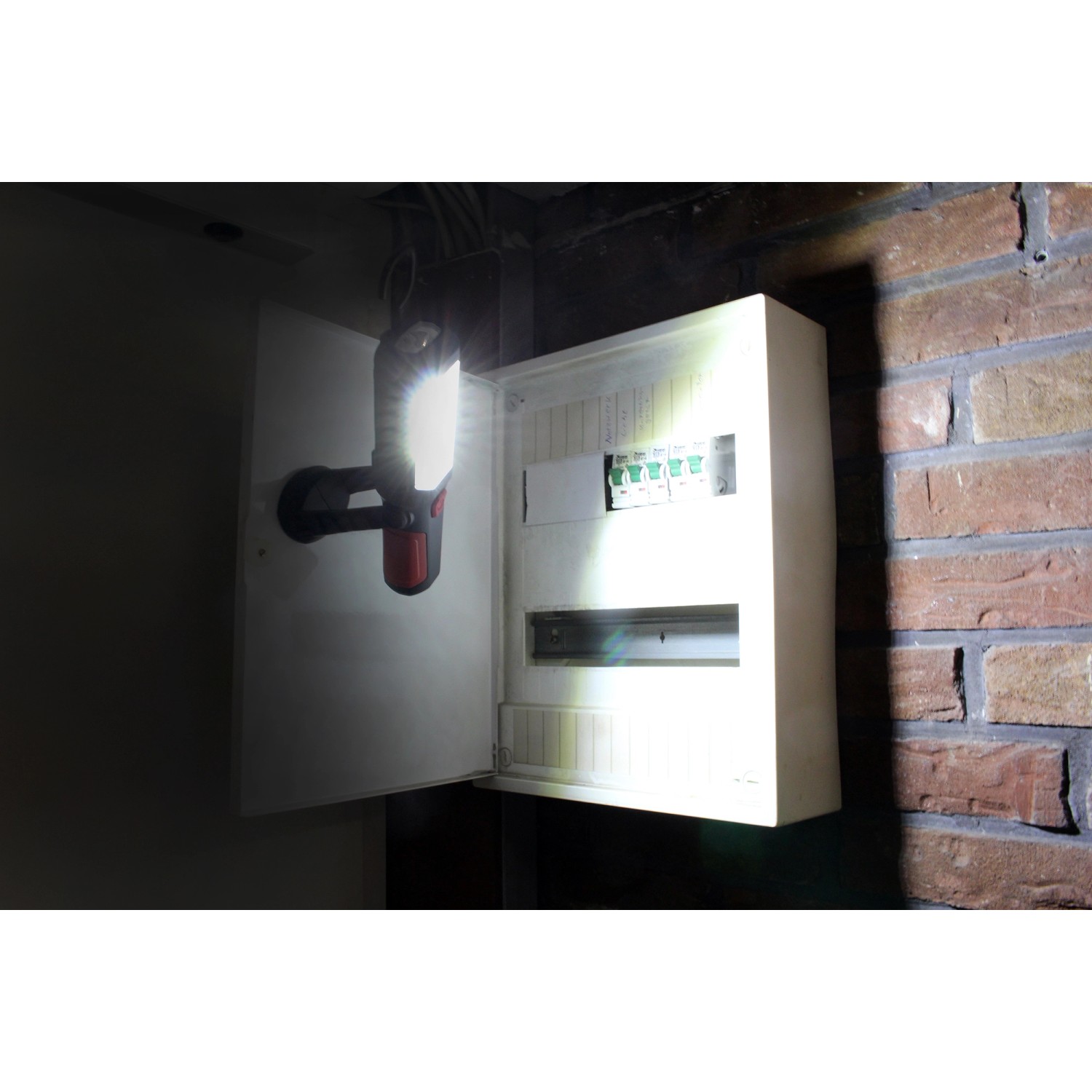 Eufab Akku-LED-Werkstattleuchte mit Magnet und Haken beleuchtet einen Sicherungskasten.