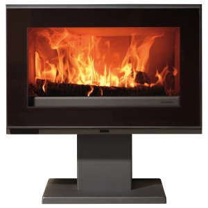 Panadero Maja-S Kaminofen, Stahl schwarz metallic, 7 kW, mit brennendem Holz. Moderner Kamin für gemütliche Wärme.