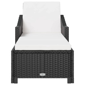 Schwarze furnicato Sonnenliege aus Polyrattan mit cremeweißer Auflage.