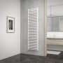 Weißer Schulte Design-Heizkörper Miami (177,5x50 cm) mit Handtuchhaltern im Badezimmer.