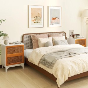 Weißer Nachttisch mit zwei Rattan-Schubladen und goldenen Griffen, perfekt für das Schlafzimmer.