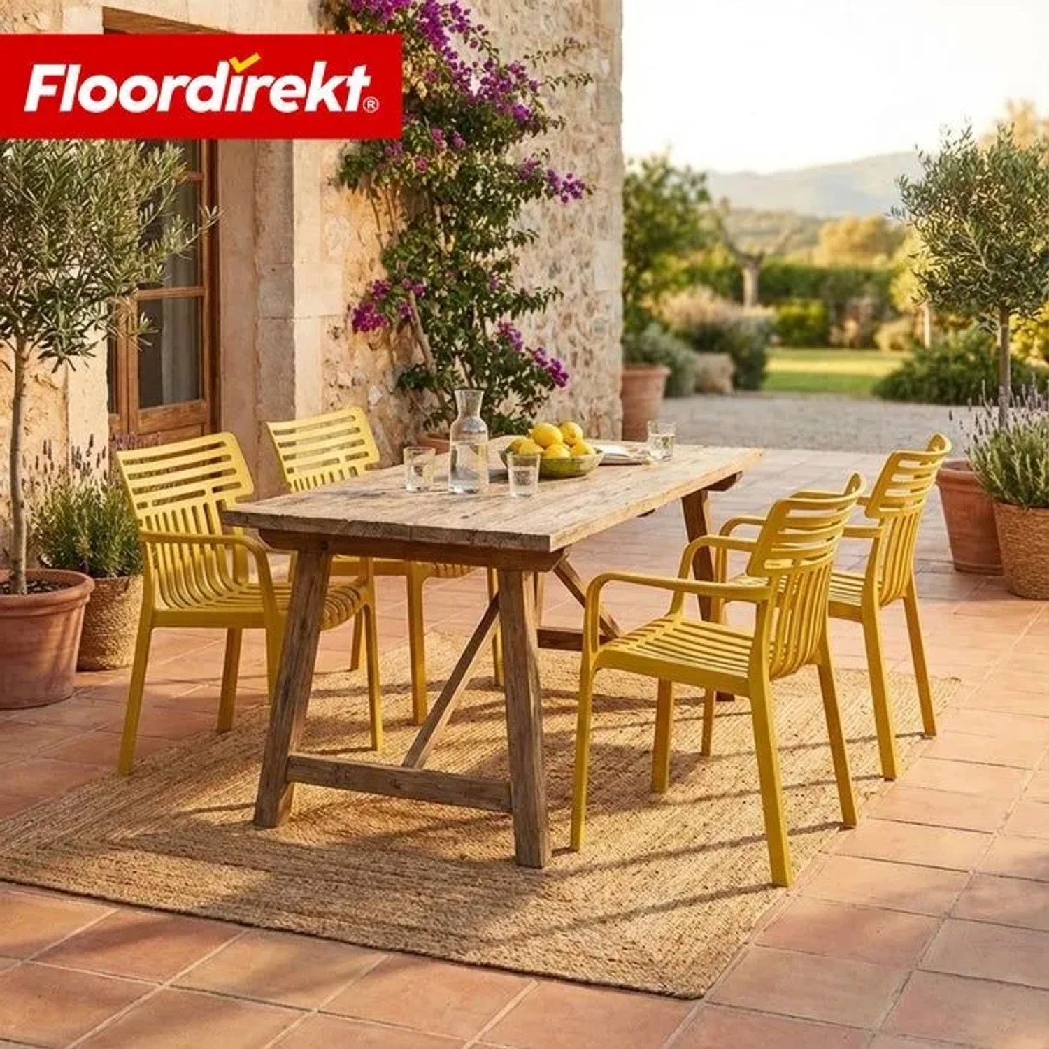 Floordirekt Gartenstuhl Sitwell, 6er-Set gelb, wetterfest und stapelbar, auf Terrasse mit Tisch.
