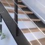 Treppe Kos mit Eiche Rustik Stufen, schwarzem Metallgeländer und Edelstahlstäben.