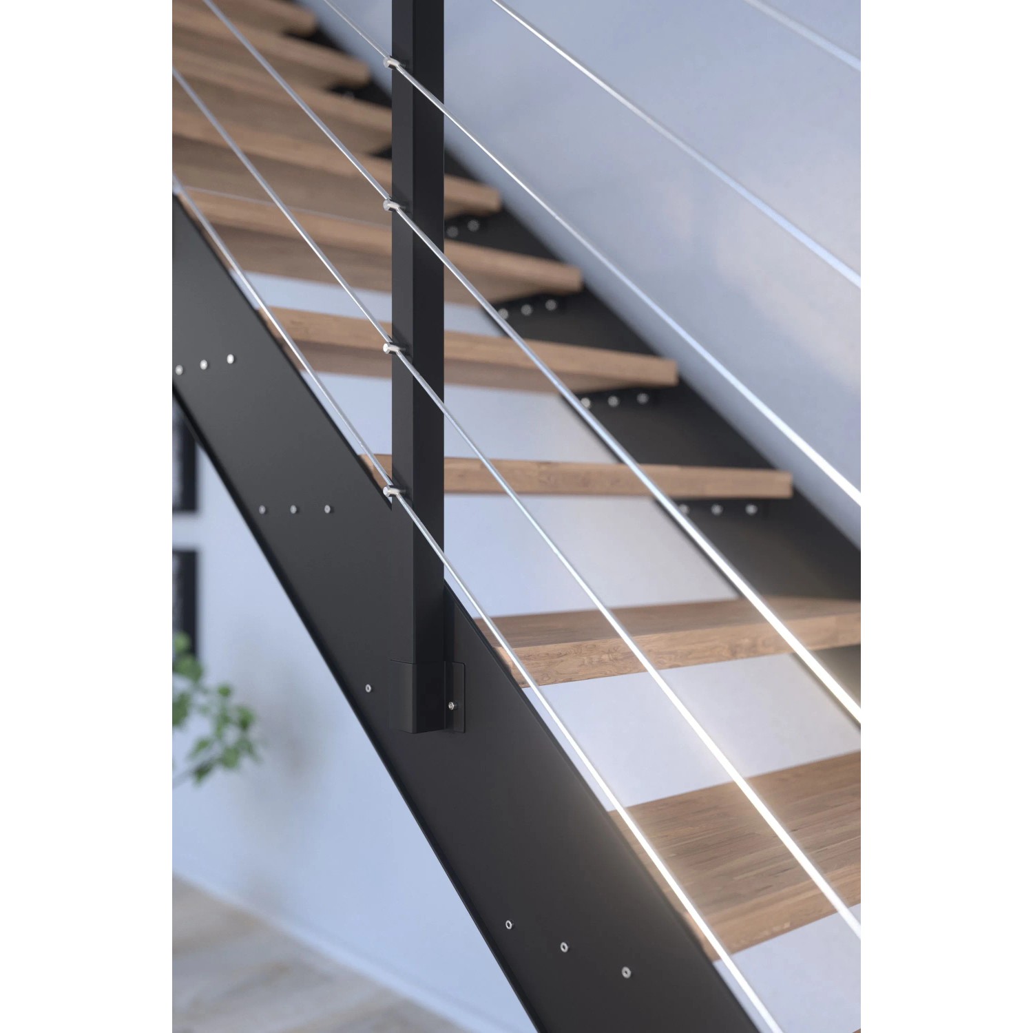 Treppe Kos mit Eiche Rustik Stufen, schwarzem Metallgeländer und Edelstahlstäben.