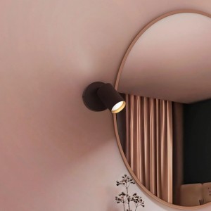 Philips LED-Spot Wyatt aus Aluminium, schwenkbar, an rosafarbener Wand montiert. Modernes Design für flexible Beleuchtung.