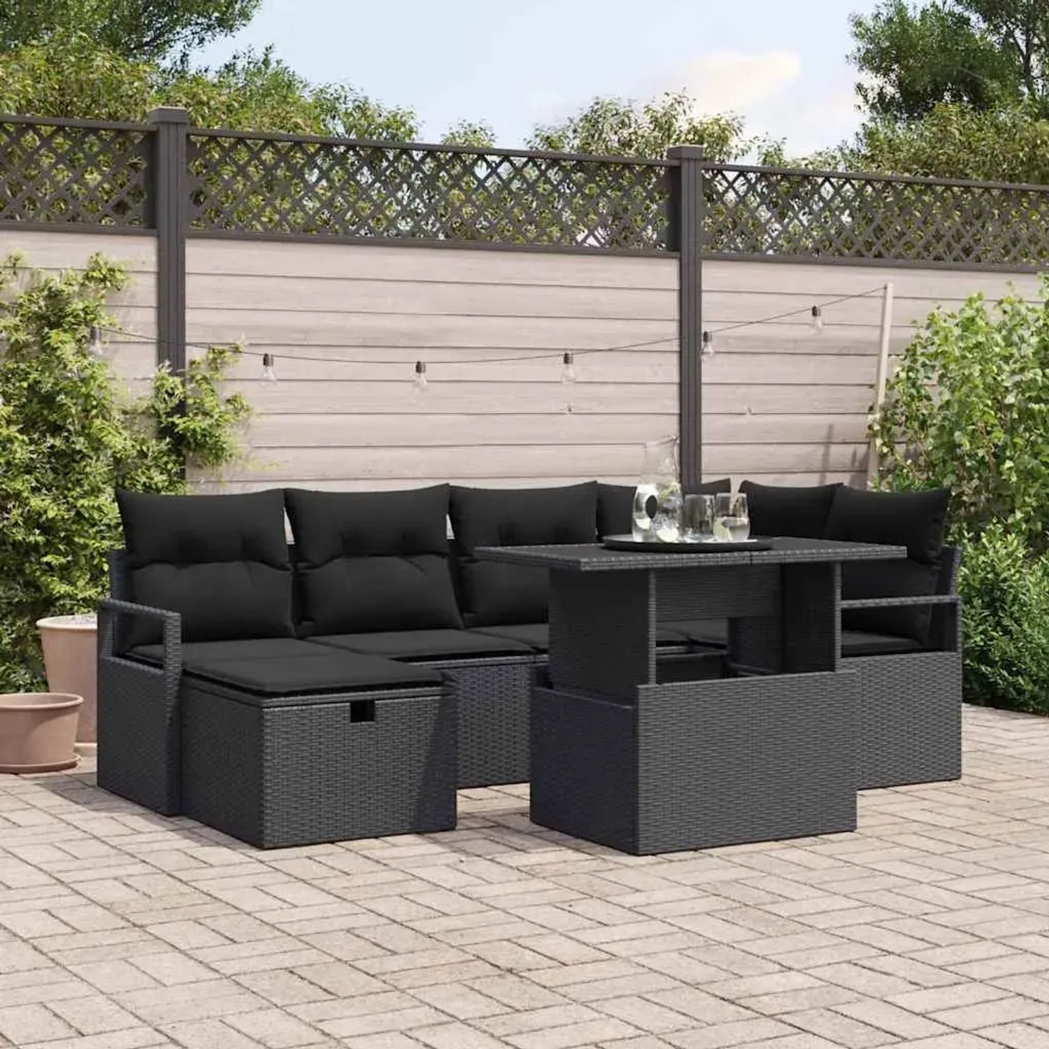 Schwarzes 7-teiliges vidaXL Garten-Sofa-Set aus Poly Rattan mit Kissen.