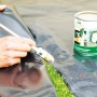 Heissner Kautschukkleber 1,0 l beim Verkleben von Teichfolie mit Pinsel.