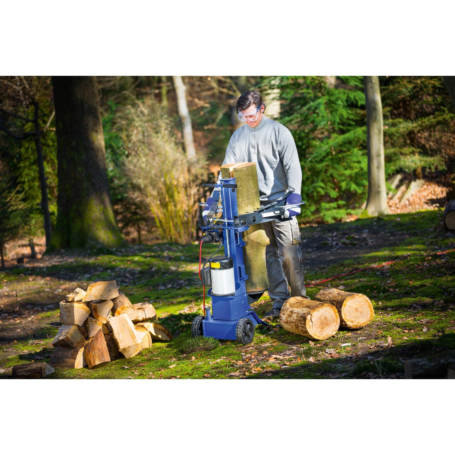 LUX Holzspalter HSP-6/2700 A, 6 t, in Aktion mit Holzscheiten im Garten.