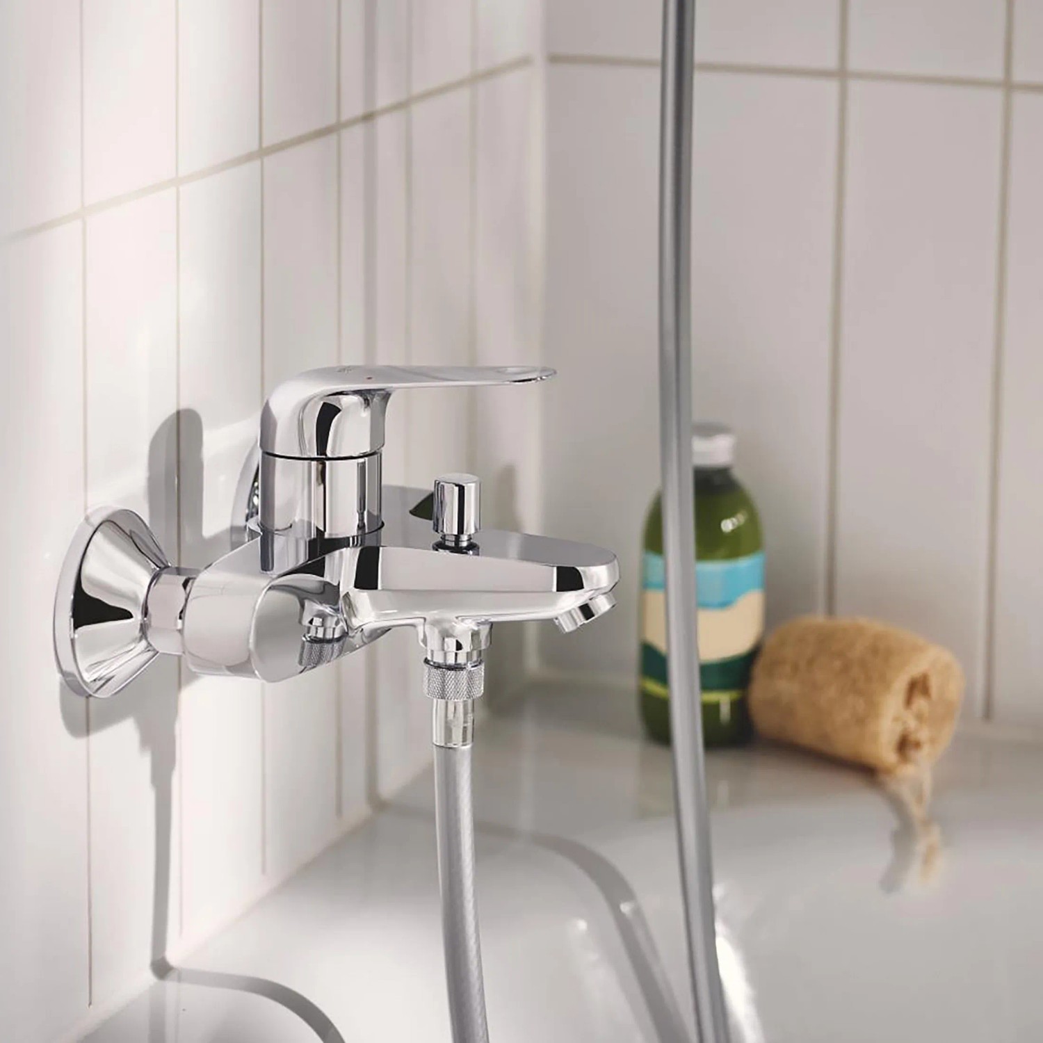 Glänzende Grohe Einhand-Wannenbatterie Swift, Chrom, Wandmontage. Wannenarmatur mit Brauseschlauch.