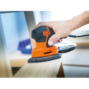 Black+Decker Schleifmaus mit Schleifauflage K120 im Einsatz auf Holz.