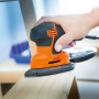 Black+Decker Schleifmaus mit Schleifauflage K120 im Einsatz auf Holz.