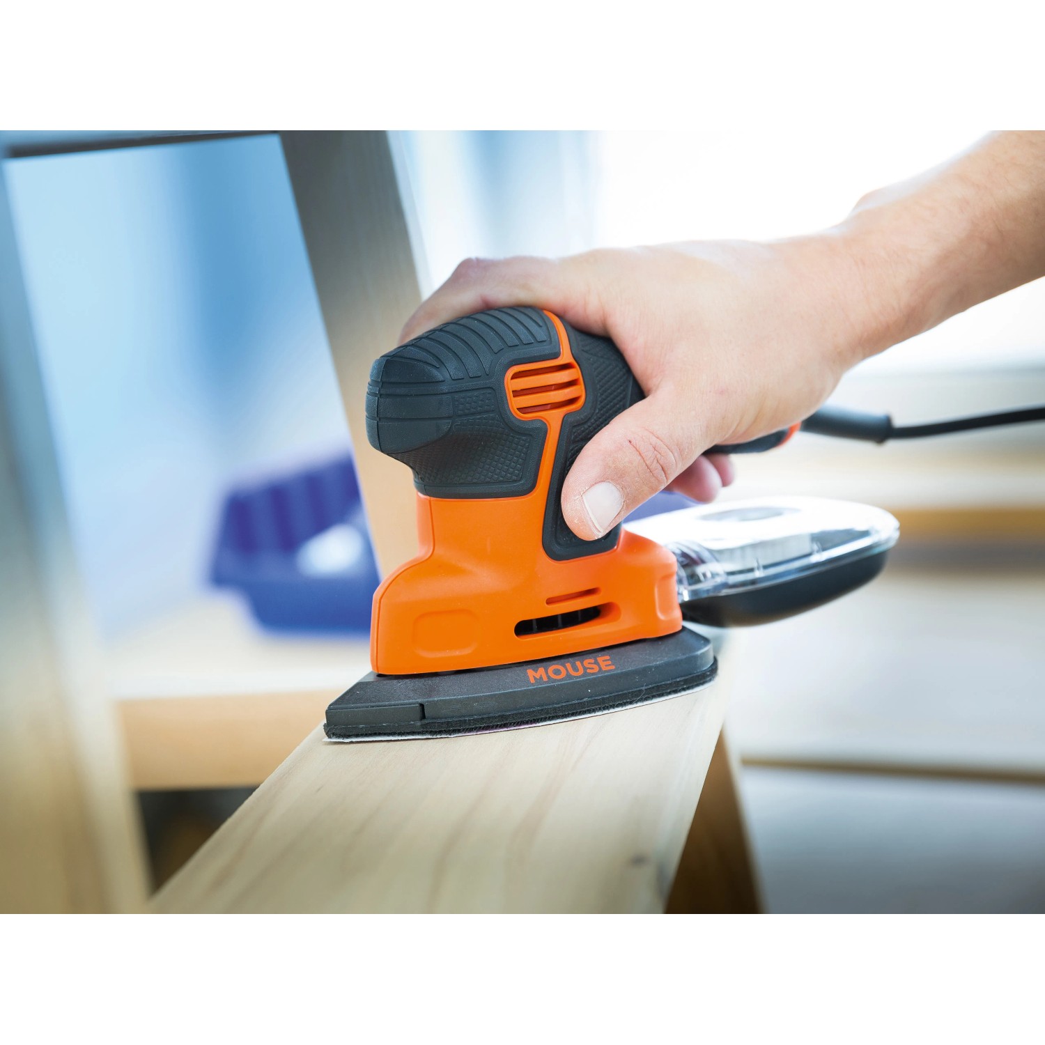 Black+Decker Schleifmaus mit Schleifauflage K120 im Einsatz auf Holz.