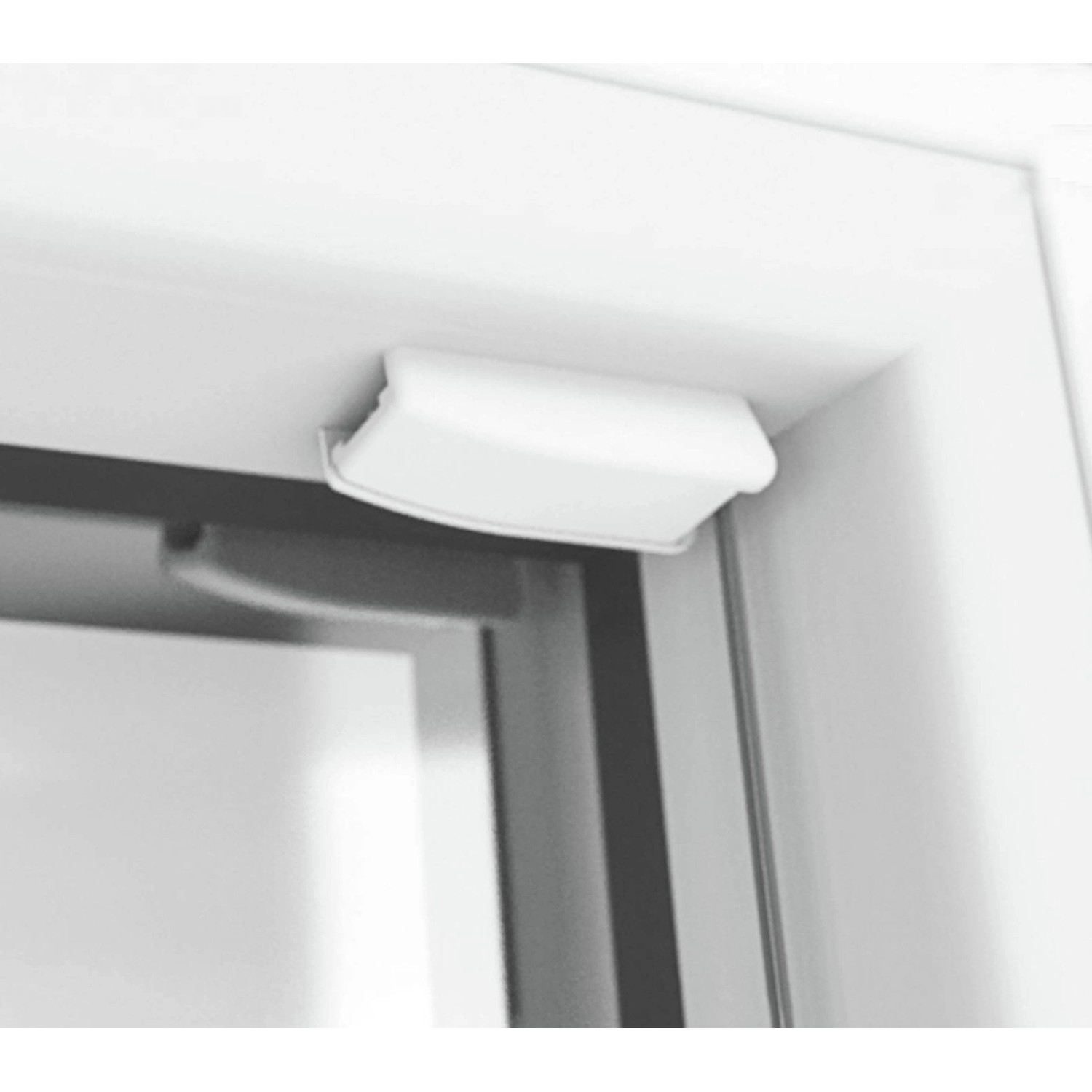 Detailaufnahme: Weiße Halterung des Schöner Wohnen Thermo-Plissees Ella am Fenster.