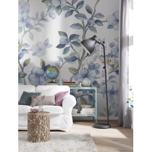 Wohnraum mit Komar Vliesfototapete Bleu Ciel mit blauem Blumenmuster.