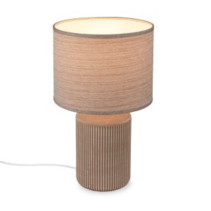 Brilo Tischleuchte Ino mit braunem Keramikfuß und Stoffschirm, Ø 22 cm.