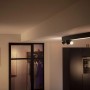 Schwarze Philips Hue Centris LED-Deckenleuchte mit 3 Spots in Wohnraum-Szene.