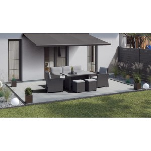 Verlegte graue Klickfliesen aus Naturstein auf einer Terrasse mit Gartenmöbeln und Markise.