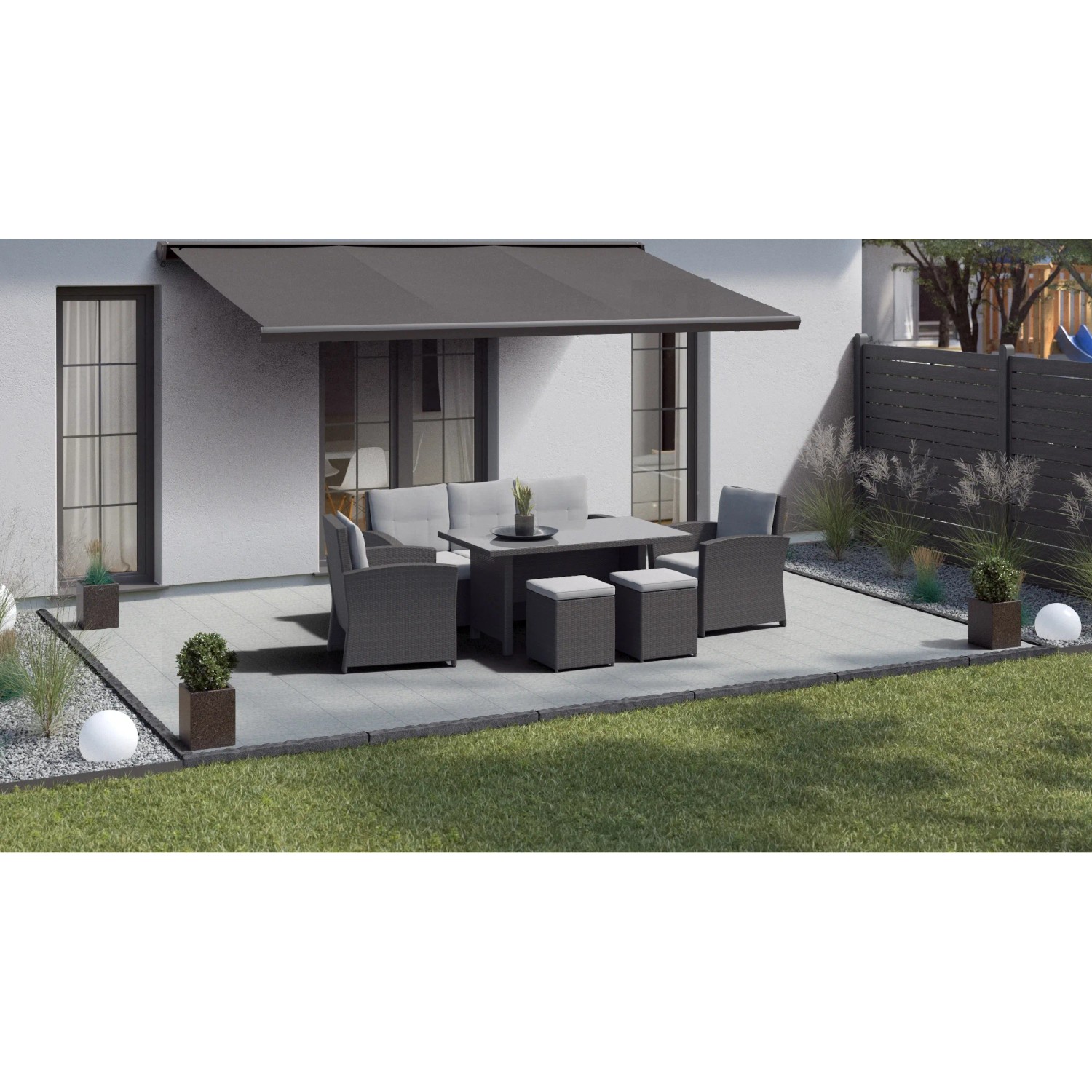 Verlegte graue Klickfliesen aus Naturstein auf einer Terrasse mit Gartenmöbeln und Markise.