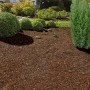Verlegtes schwarzes Unterbodengewebe 5x2m im Gartenbeet als Unkrautschutz.