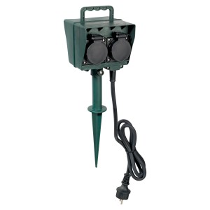 Grüne 4-fach Außensteckdose mit Erdspieß und schwarzem Kabel für den Garten.