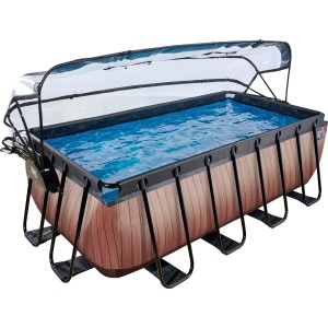 Rechteckiger EXIT Wood Pool in Braun mit Abdeckung, Sandfilterpumpe und Poolleiter.