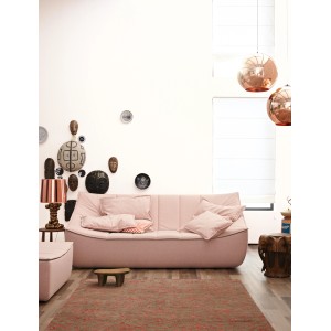 Wohnzimmer mit rosa Sofa, dekoriert mit Schöner Wohnen Trendfarbe Wool matt.