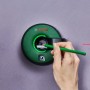 Bosch Atino Linienlaser an Wand mit Laserlinie und Hand mit Stift zum Markieren.
