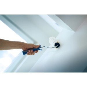 LUX Goldfaden-Walze Kurzflor 18 cm beim Streichen einer Wand.