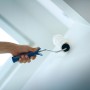 LUX Goldfaden-Walze Kurzflor 18 cm beim Streichen einer Wand.