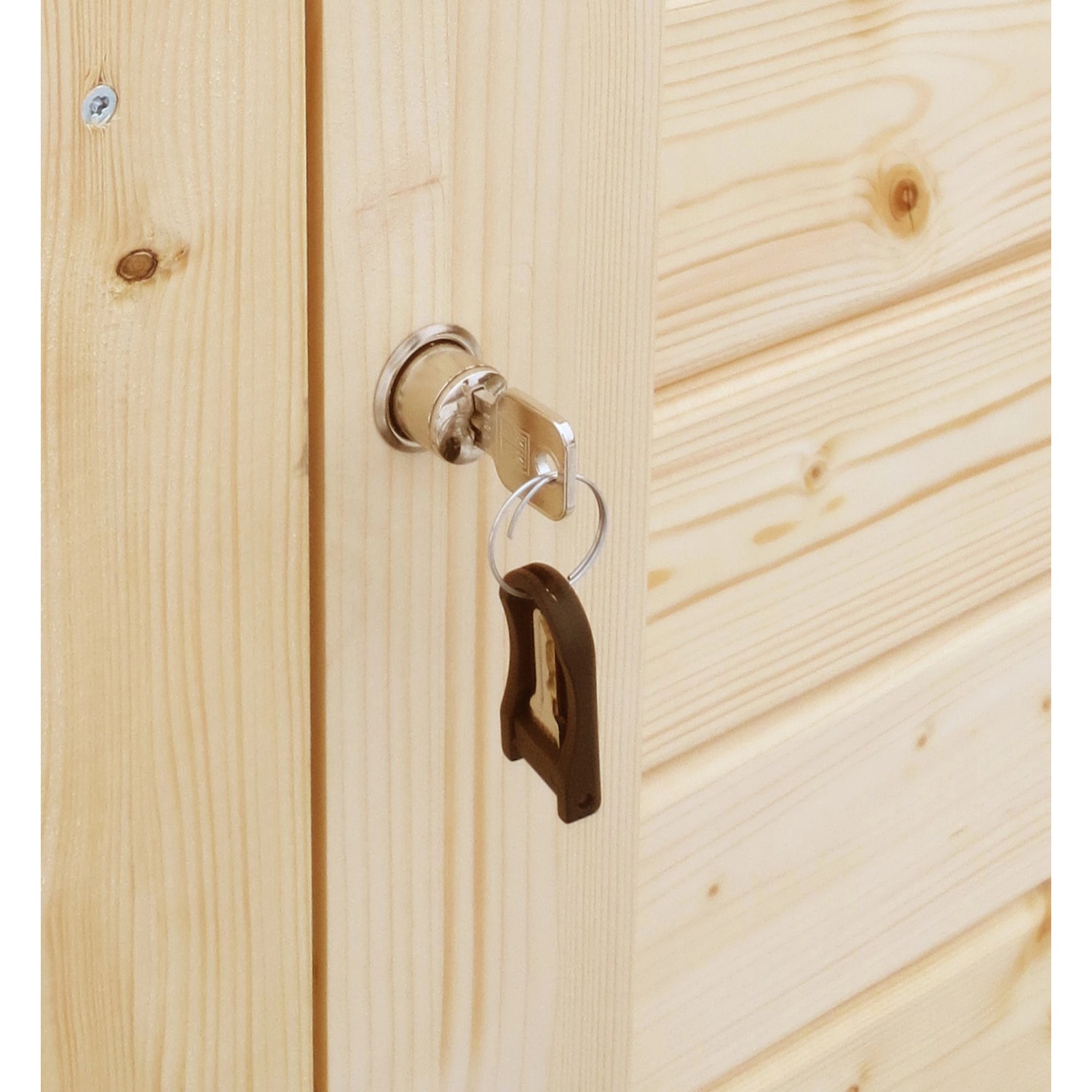 Detailaufnahme: Schlüssel im Schloss des grauen Bertilo Gartenschranks Multibox 3 aus FSC®-Holz.