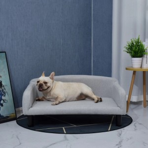 PawHut Hundesofa, hellgrau, mit weichem Bezug und dunklen Holzbeinen. Ein Hund liegt bequem auf dem Hundebett.
