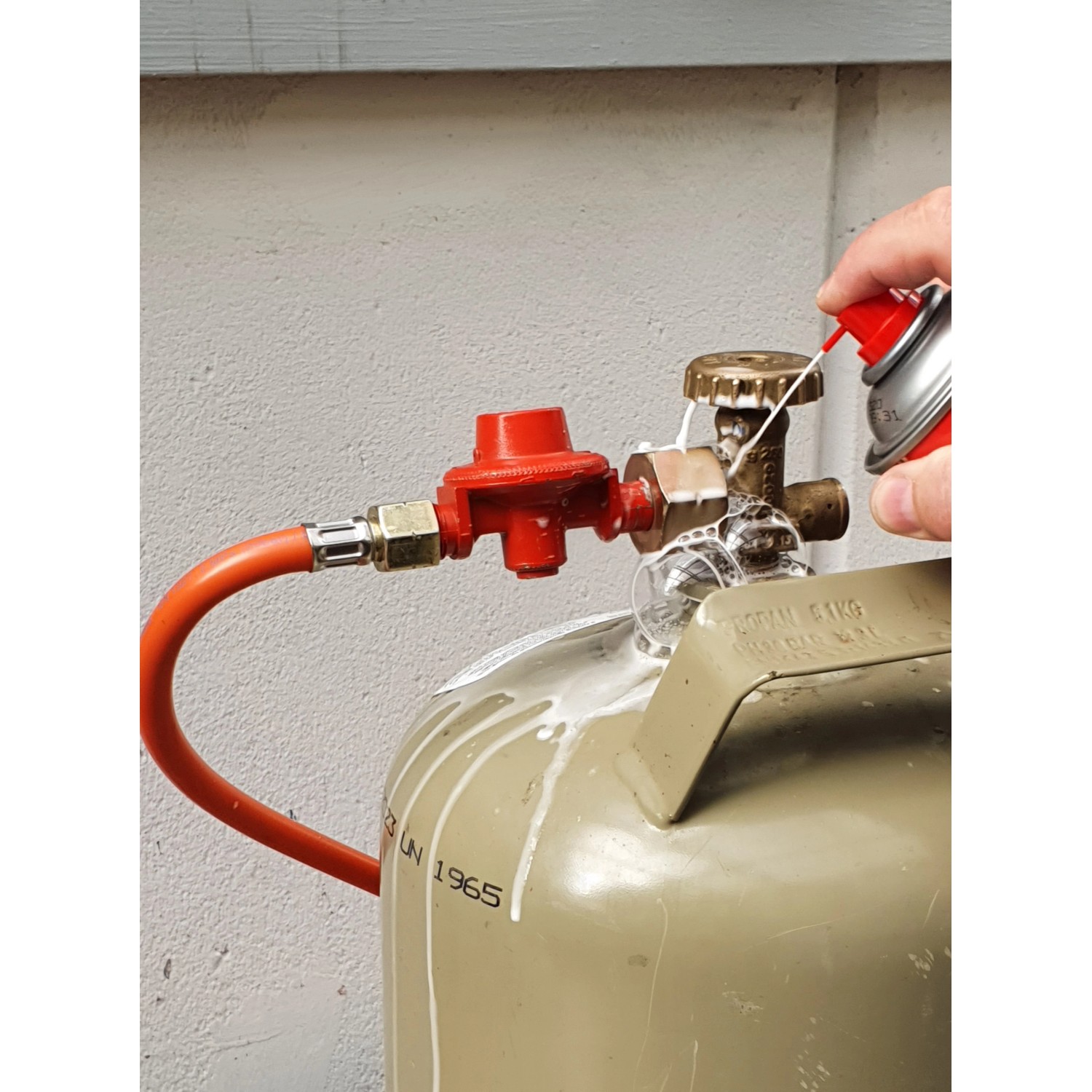 Anwendung: Rothenberger Lecksuchspray zur Prüfung einer Gasflasche auf Leckagen.