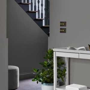 Laura Ashley Wandfarbe Pale Charcoal Grau im Raum mit Treppe und Dekoration.