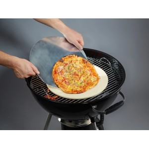 Jamestown Pizzastein mit Pizza auf Grill, inklusive Pizzablech zum Entnehmen.