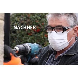Mann mit Brille und Maske benutzt Akkuschrauber. Antibeschlag Brillentuch für klare Sicht.