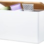 Weiße Tesa Baboo Aufbewahrungsbox X-Large mit Bambusdeckel, gefüllt mit Kosmetikprodukten.