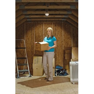 Frau unter Mr. Beams LED-Deckenleuchte mit Bewegungsmelder in Weiß im Dachgeschoss.