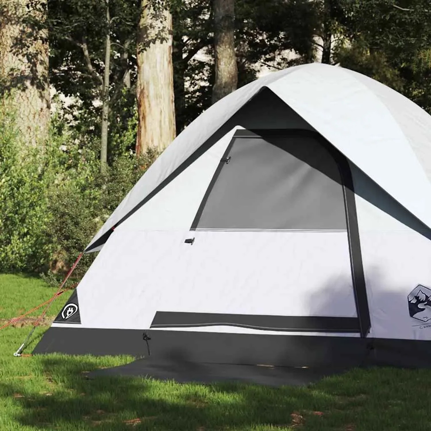 Weißes Kuppelzelt für 2 Personen auf grünem Gras. Ideal für Camping, mit dunkler Plane und roten Abspannseilen.
