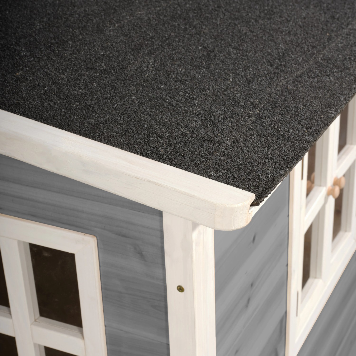 Detailansicht: Graues EXIT Loft 500 Holzspielhaus mit wasserdichtem Dach.