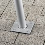Schneider Mast für Sonnensegel, silberner Mastfuß auf Pflastersteinen, Zubehör für Sonnenschutz.