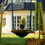 Gartenschaukel UFO mit Metallrahmen, Kind liest Buch in der Nestschaukel.