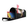 Schwarzer US Briefkasten mit Schleiereulen Motiv, offene Klappe mit Briefen und roter Fahne.