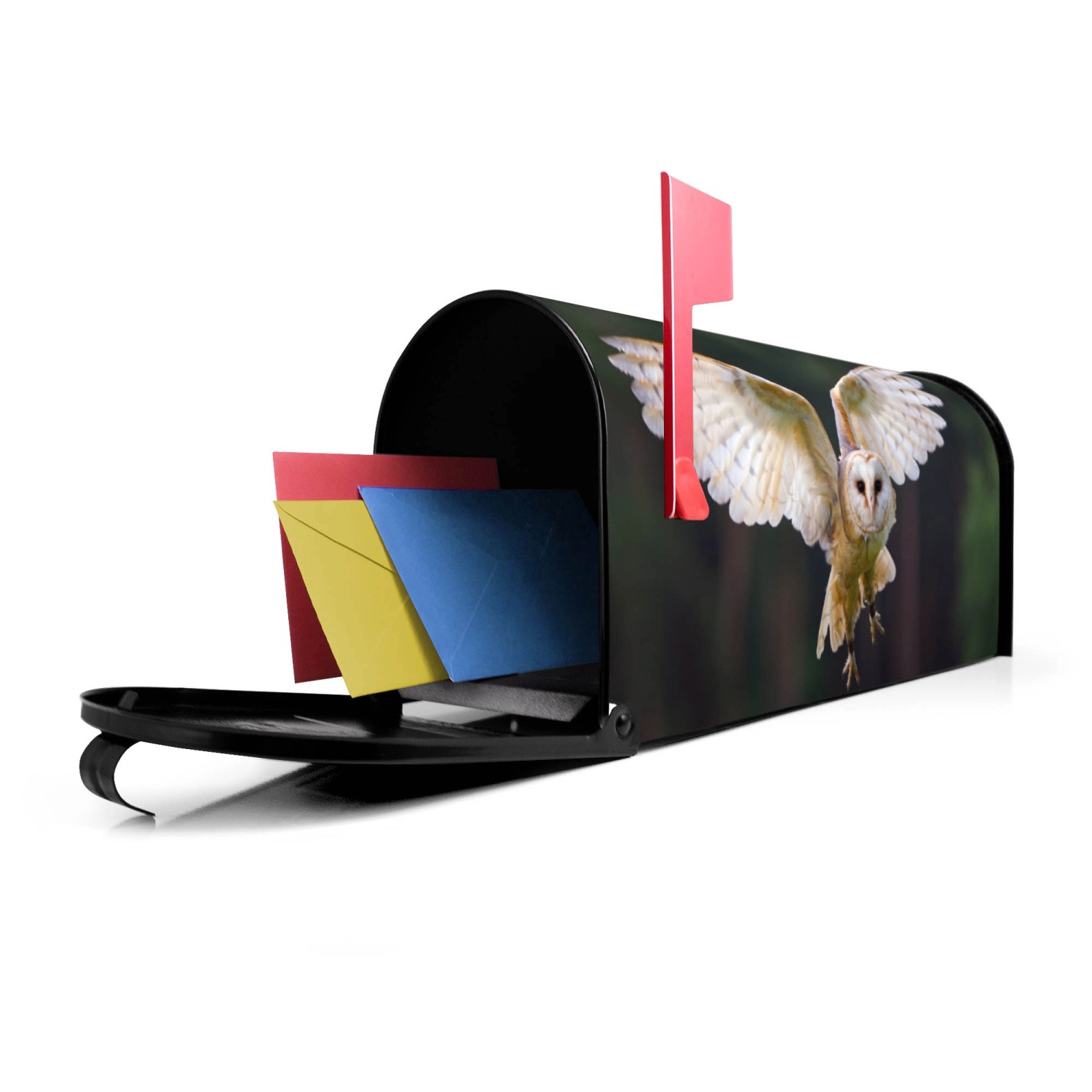 Schwarzer US Briefkasten mit Schleiereulen Motiv, offene Klappe mit Briefen und roter Fahne.