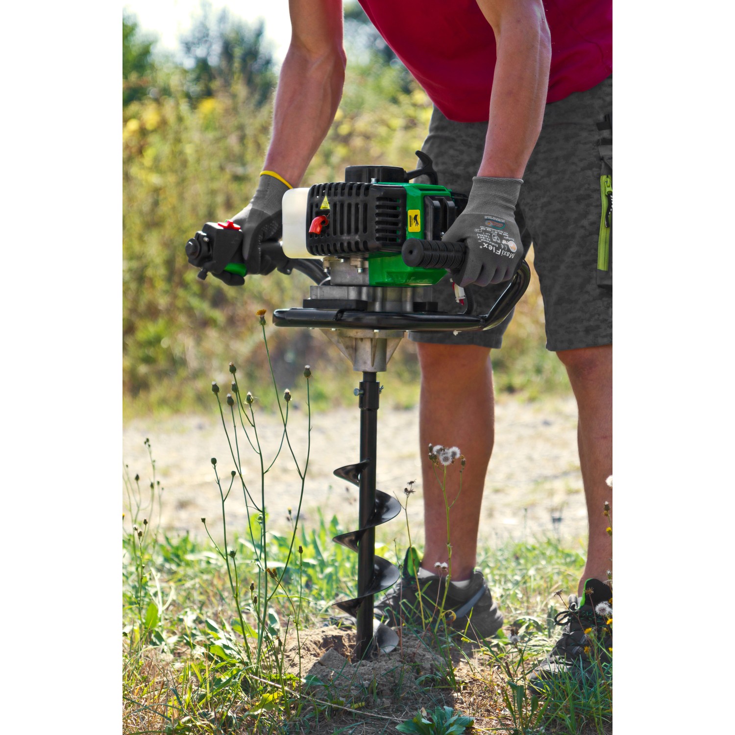 Zipper Erdbohrer ZI-ELB70 im Einsatz beim Bohren von Erdlöchern.