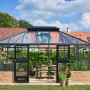 Juliana Gewächshaus Grand Oase Mauer 18 Anthrazit mit Glas und Aluminiumrahmen.