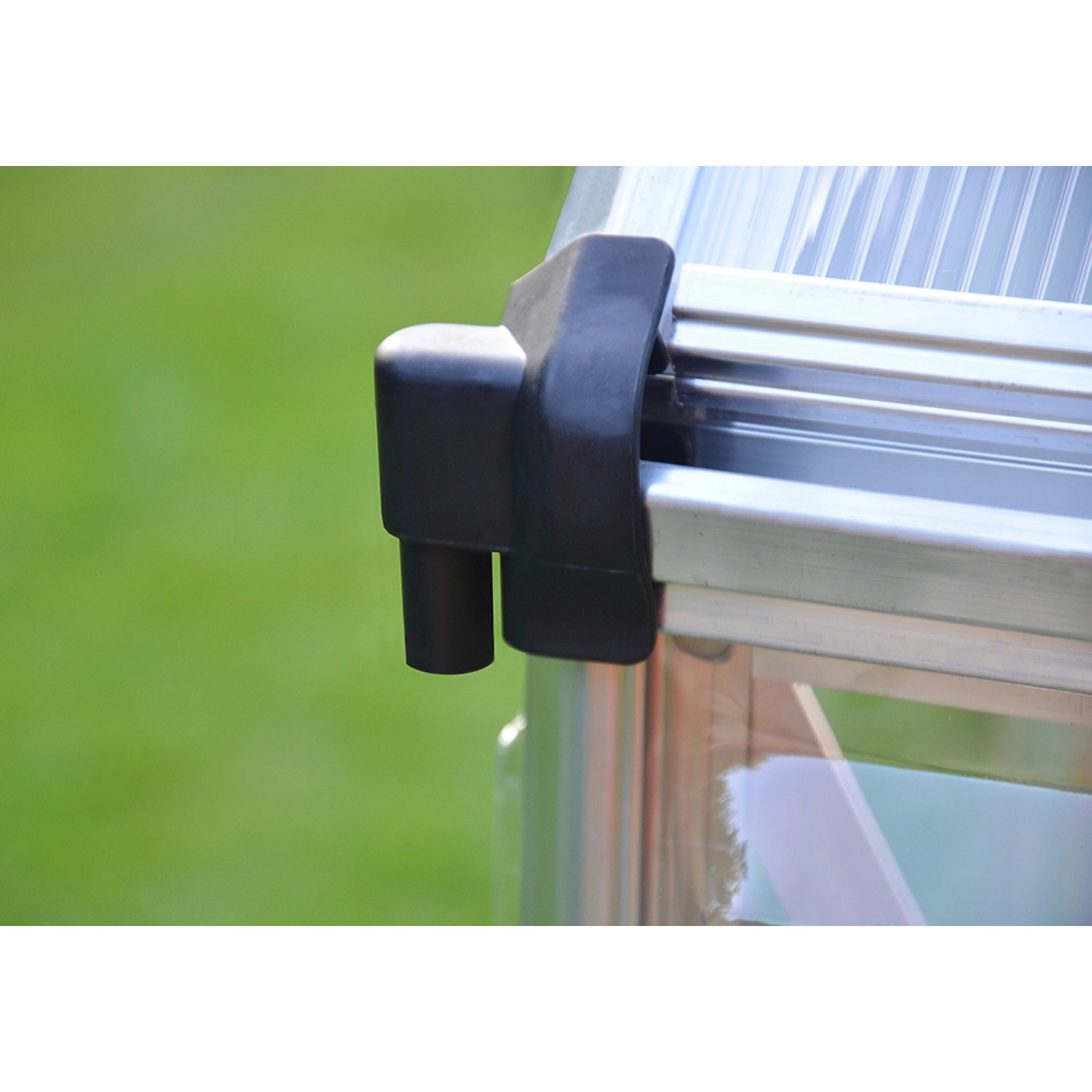 Detailaufnahme: Palram Canopia Balance Gewächshaus, silberner Rahmen mit schwarzem Verbinder.