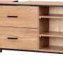 Waschbeckenunterschrank in heller Eiche mit 2 Schubladen, 3 offenen Fächern und schwarzem Metallrahmen. Modernes Badmöbel.