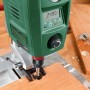 Bosch PBD 40 Tischbohrmaschine (710 W) beim Bohren von Holz.