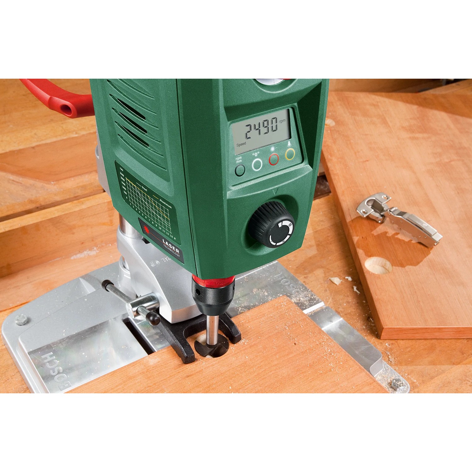 Bosch PBD 40 Tischbohrmaschine (710 W) beim Bohren von Holz.