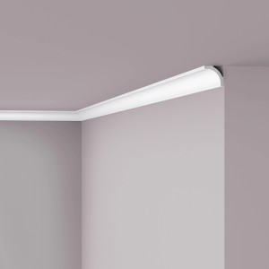 Weiße NOEL & MARQUET NMC B2 Eckleiste (2m) als Zierleiste an Wand und Decke.